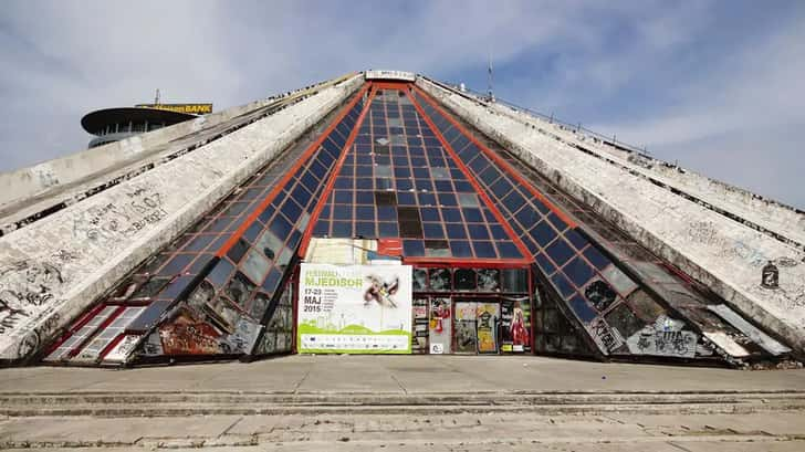 tirana bezienswaardigheden pyramide