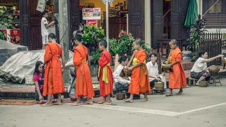 Tak bat Laos