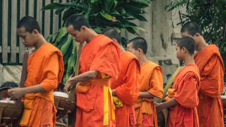 tak bat luang prabang laos