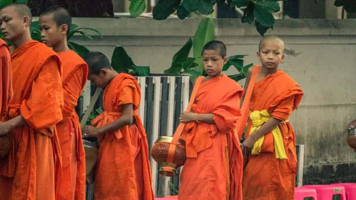 tak bat luang prabang laos