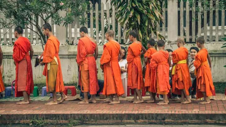 tak bat luang prabang laos