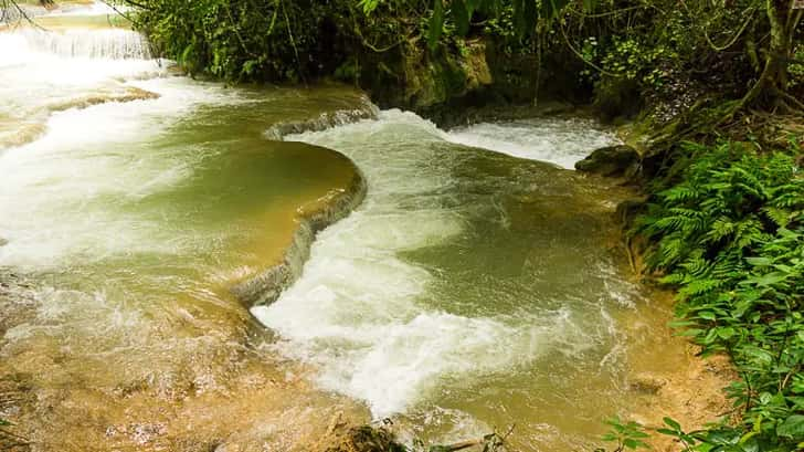 Tat Kuang Si waterval