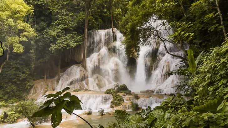 Tat Kuang Si waterval