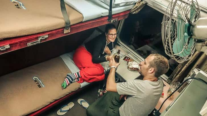 Neem voldoende eten en drinken mee in de bus of trein. Azië backpackers: zo overleef je treinen en bussen