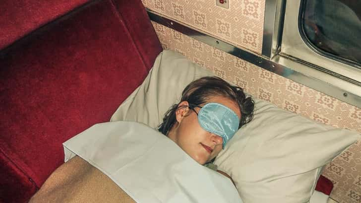 Een slaapmasker is altijd makkelijk voor trein- en busreizen. Azië backpackers: zo overleef je treinen en bussen