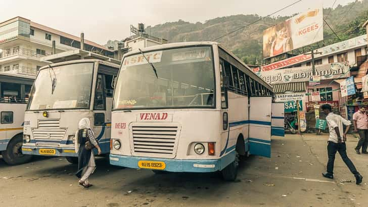 Busstation onderweg naar Munnar, India. Azië backpackers: zo overleef je treinen en bussen