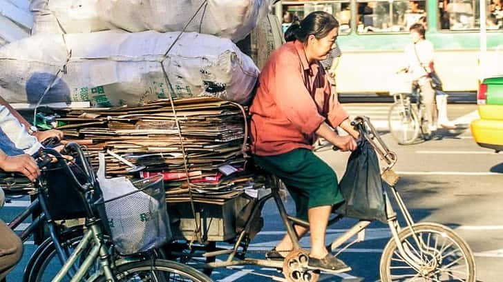 Wat te doen in Bejing? Fietsende vrouw