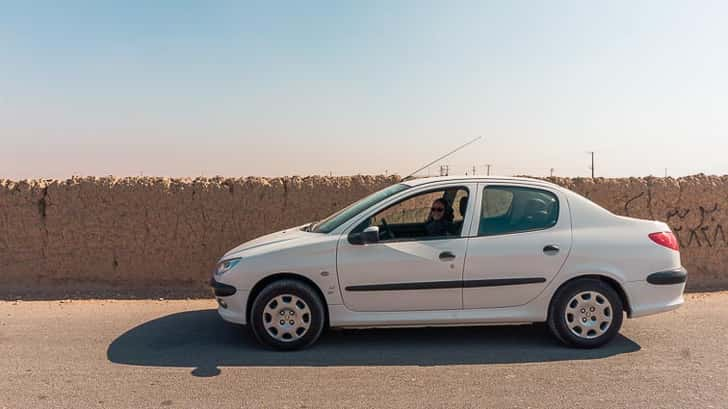 Een auto huren in Iran. Peugeot 206SD