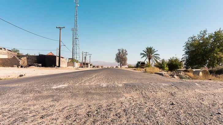 Een auto huren in Iran. Drempels