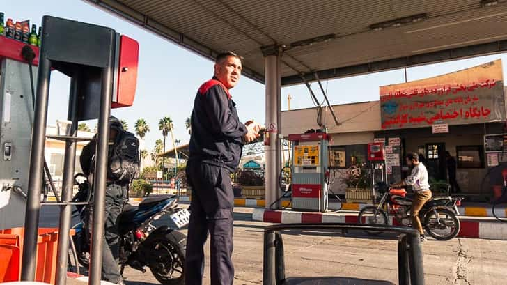 Een auto huren in Iran. Tankstation in Iran