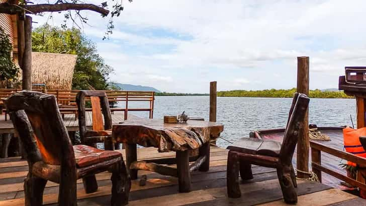 Kampot, Cambodja. Bungalow langs de rivier