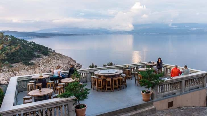 Wijn drinken in Vrbnik op Krk eiland, Kroatië