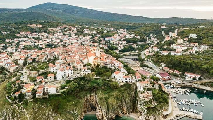 Vrbnik vanuit de lucht