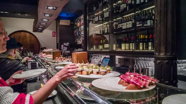 Pinxtos eten in Valencia - Sagardi