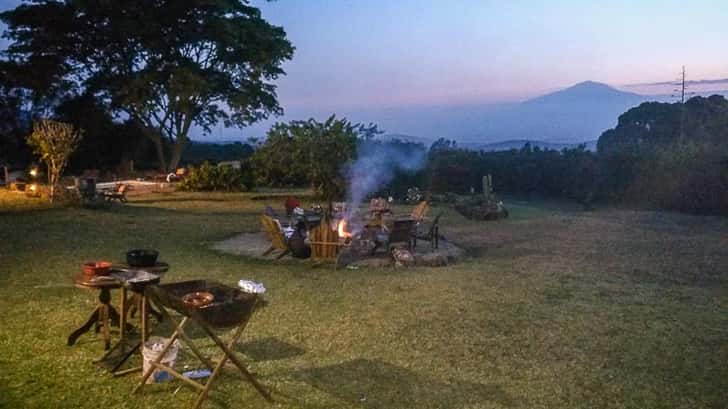 Kampvuur met de Kilimanjaro op de achtergrond