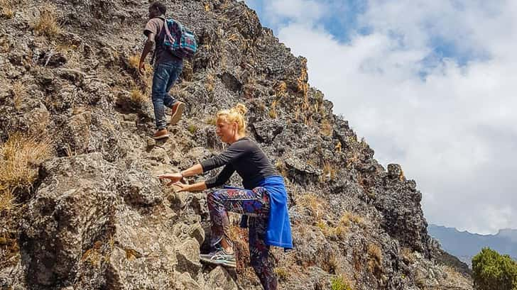 Lotte klimt tijdens roadtrip door tanzania