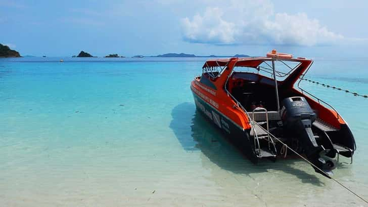 Boot in het water bij Koh Mak