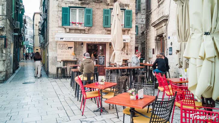 Erick op het terras van Mama Burger in Split