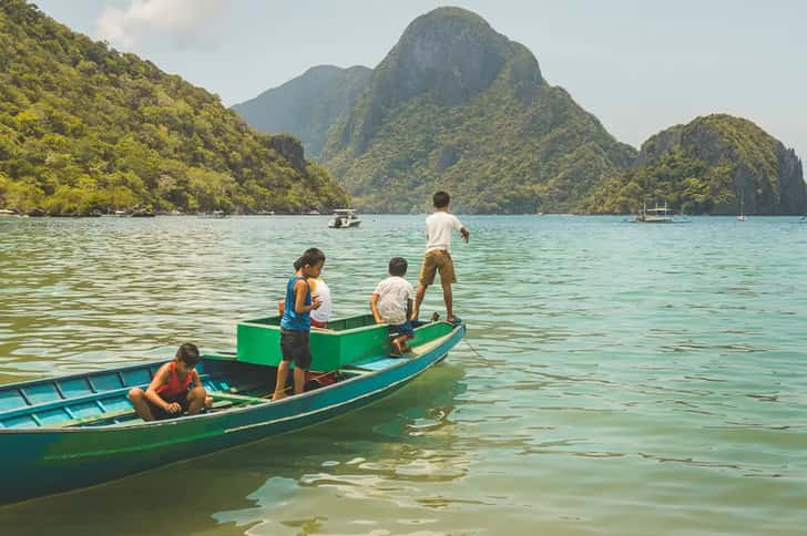 Kinderen op een boot op Palawan