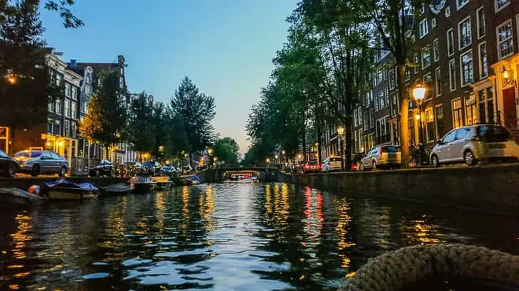 Zonsondergang boottocht over de grachten in Amsterdam