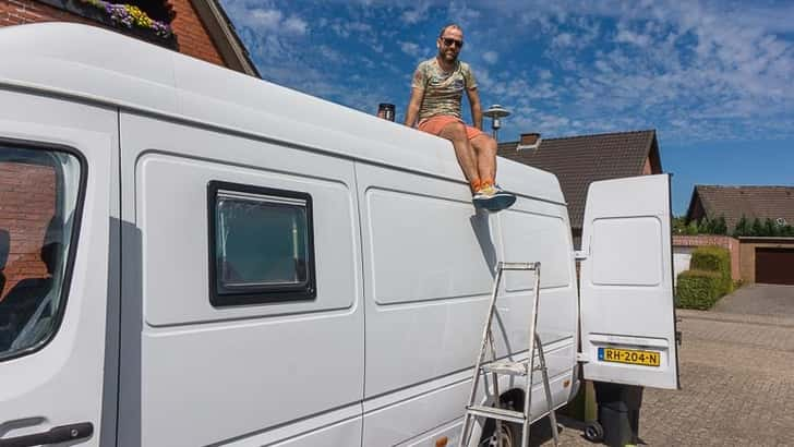 Camper raam plaatsen