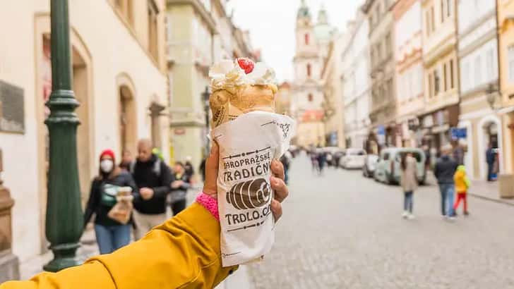 Trdelník eten in Praag