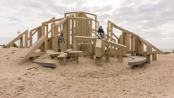 De Zandwacht op het Maasvlaktestrand Voorne-Putten