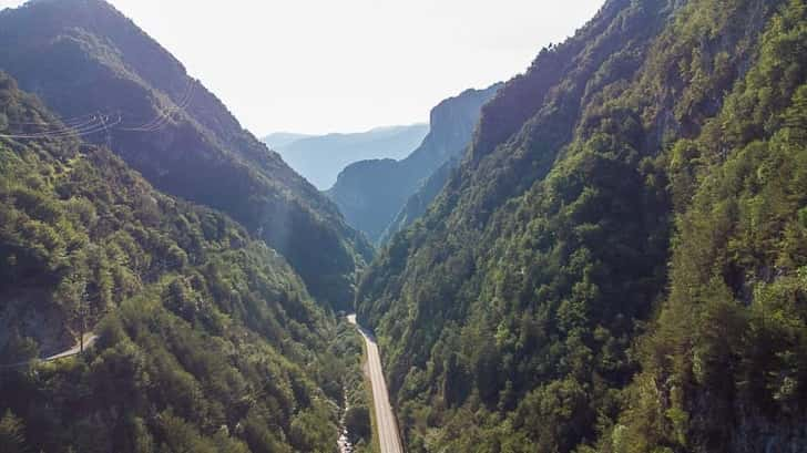 SS240 tussen Idromeer en Ledrameer in Italië