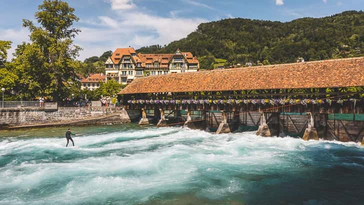 Surfen op de rivier de Aare in Thun