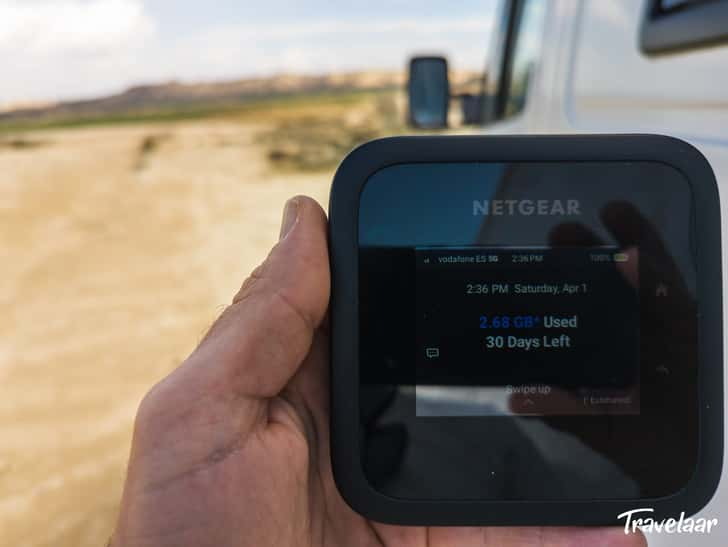 De mobiele modem in de Bardenas Reales, naast de bus van Travelaar.