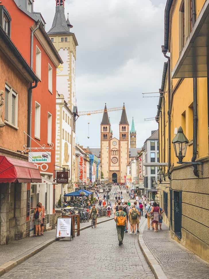 Uitzicht op de Dom van Wurzburg vanaf de brug