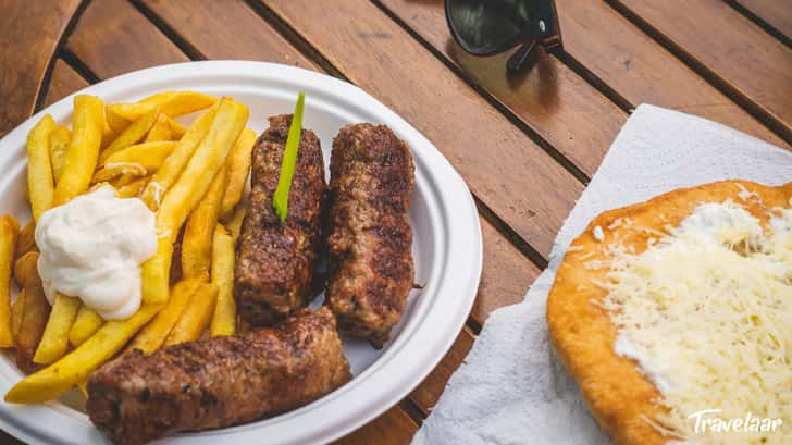 Langos en mititei eten in Roemenië