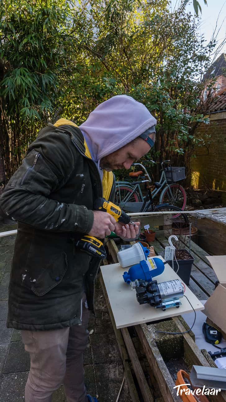 Erick monteert de componenten op een houten bord