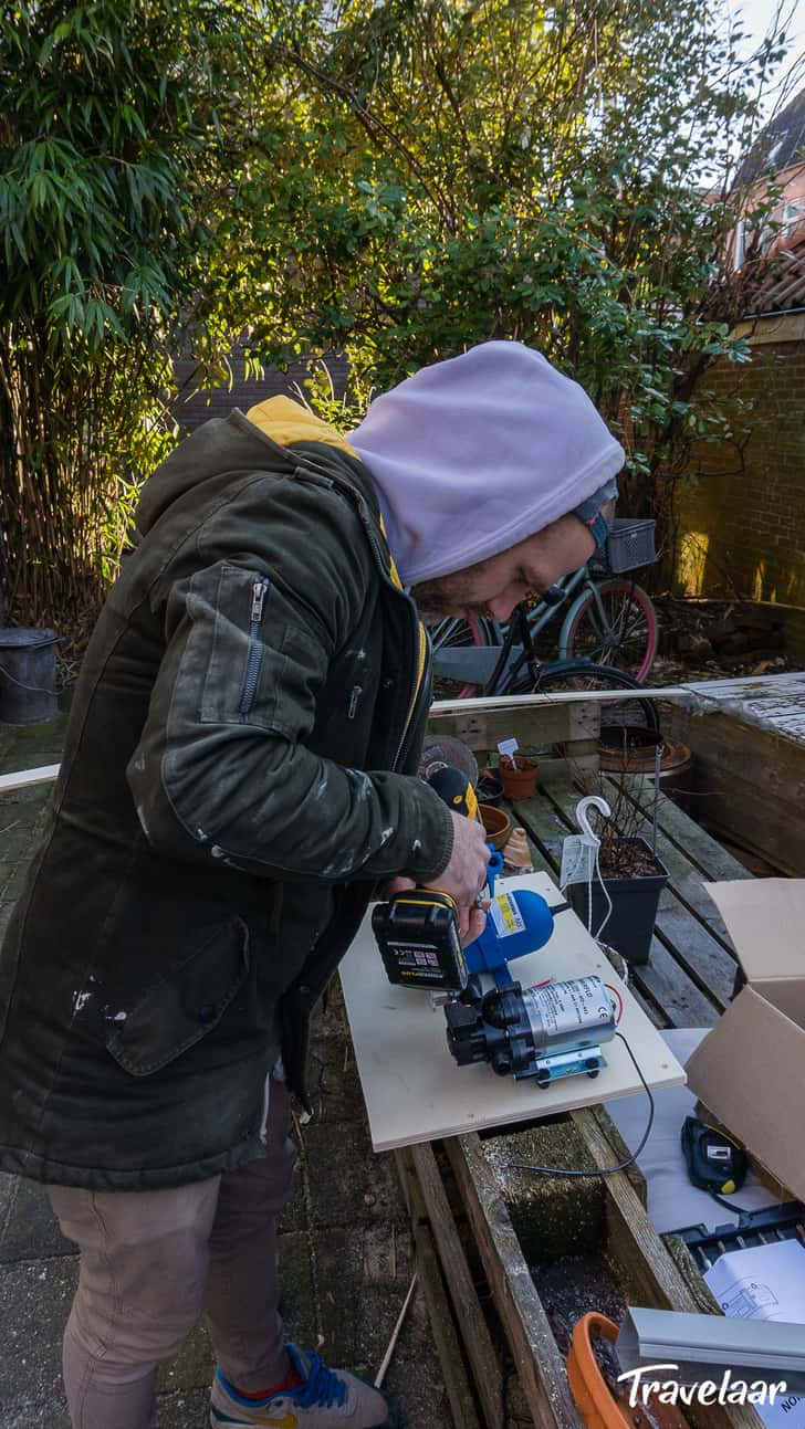 Erick aan het werk met het watersysteem