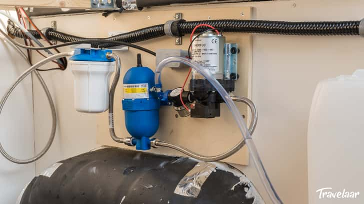 Het hart van het camper watersysteem, met de waterpomp, voorfilter, expansievat en waterfilter.