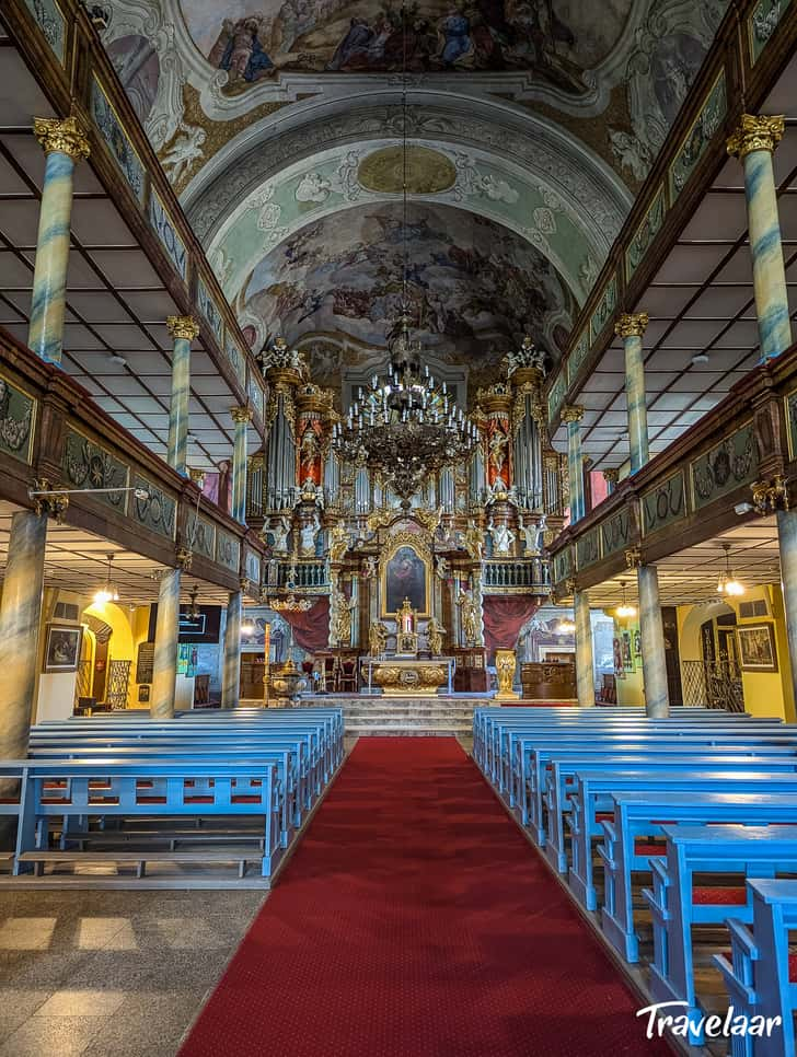 Binnenkant De kerk van het Heilig Kruis Jelenia Gora