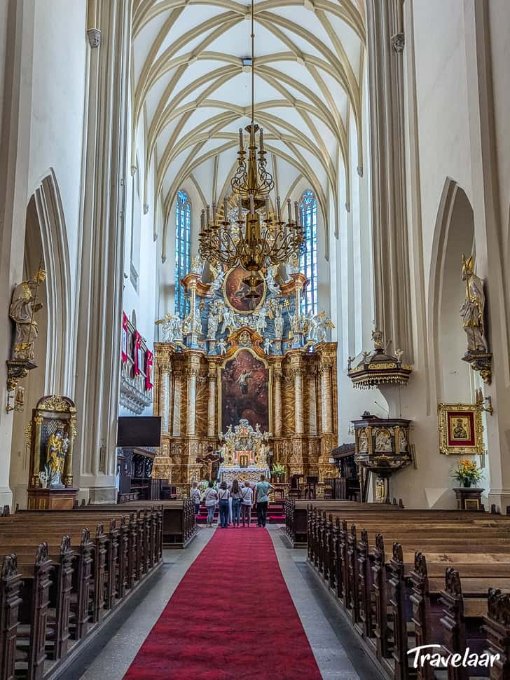 Binnenkant De Basiliek van de Heiligen Erasmus en Pancras