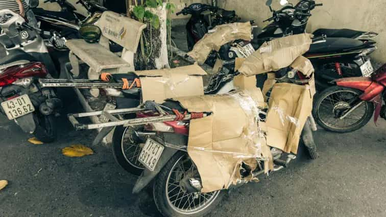 Met de motor op de trein Vietnam