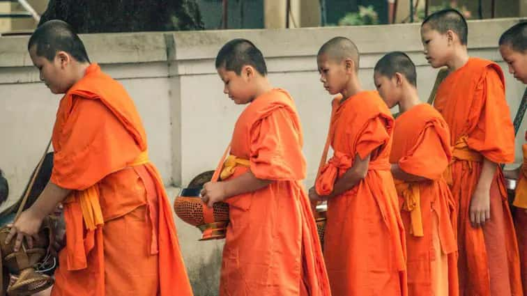 tak bat luang prabang laos