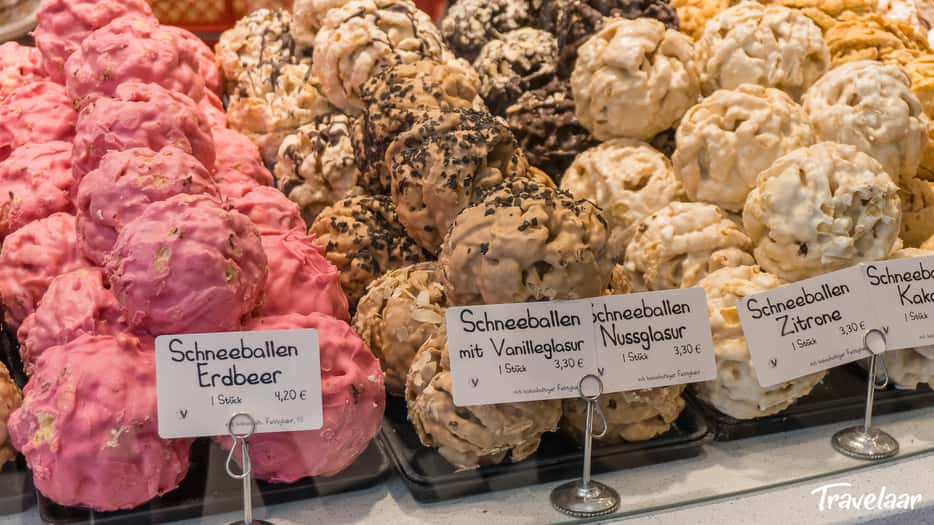 Schneeballen eten in Rothenburg ob der Tauber