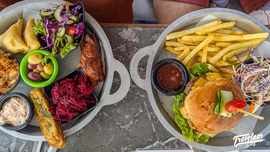 Kamelenburger eten bij Cafe Clock