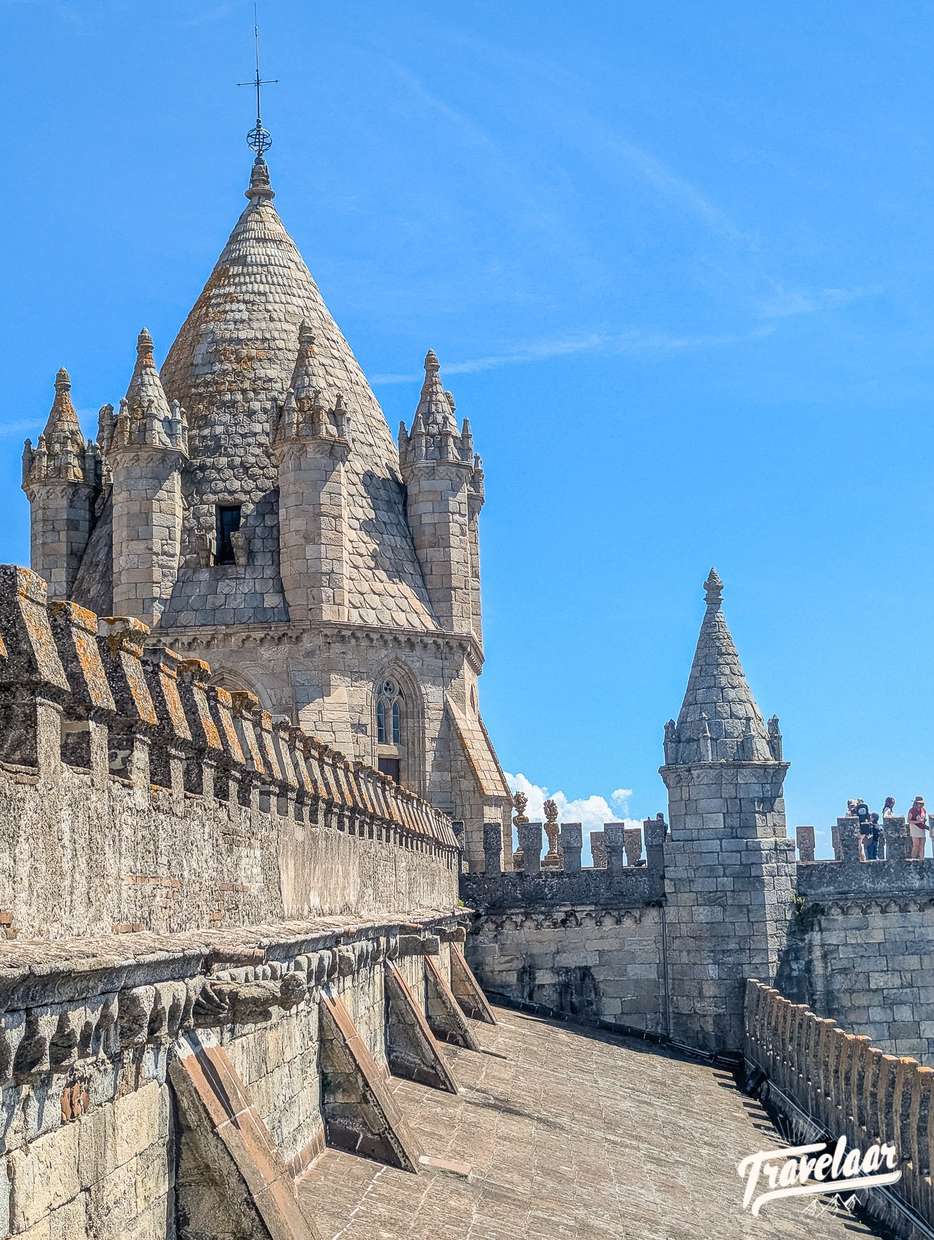 Wandelen over het dak van de Sé kathedraal in Evora in Portugal 