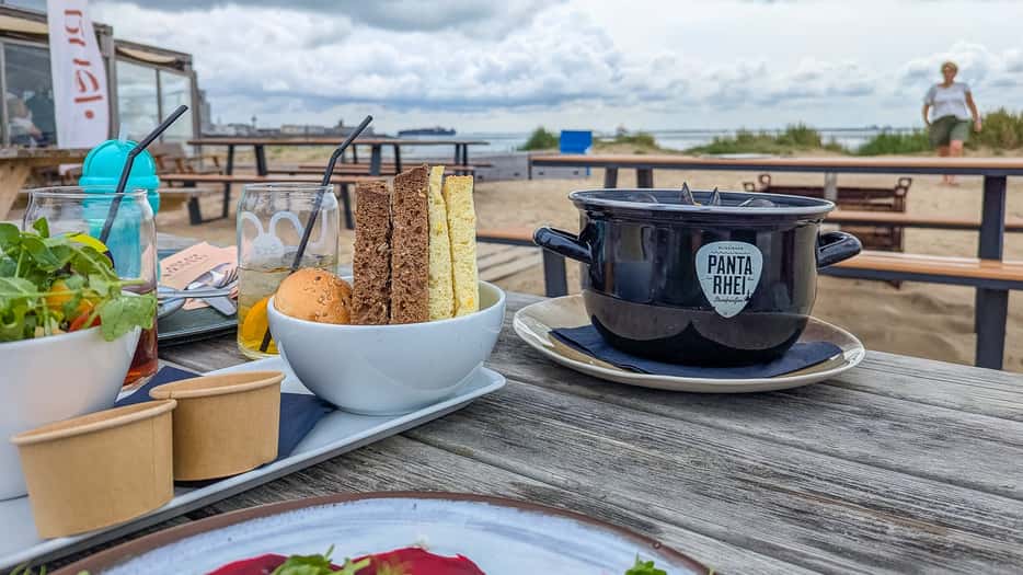 Mosselen eten bij Strandpaviljoen en restaurant Panta Rhei