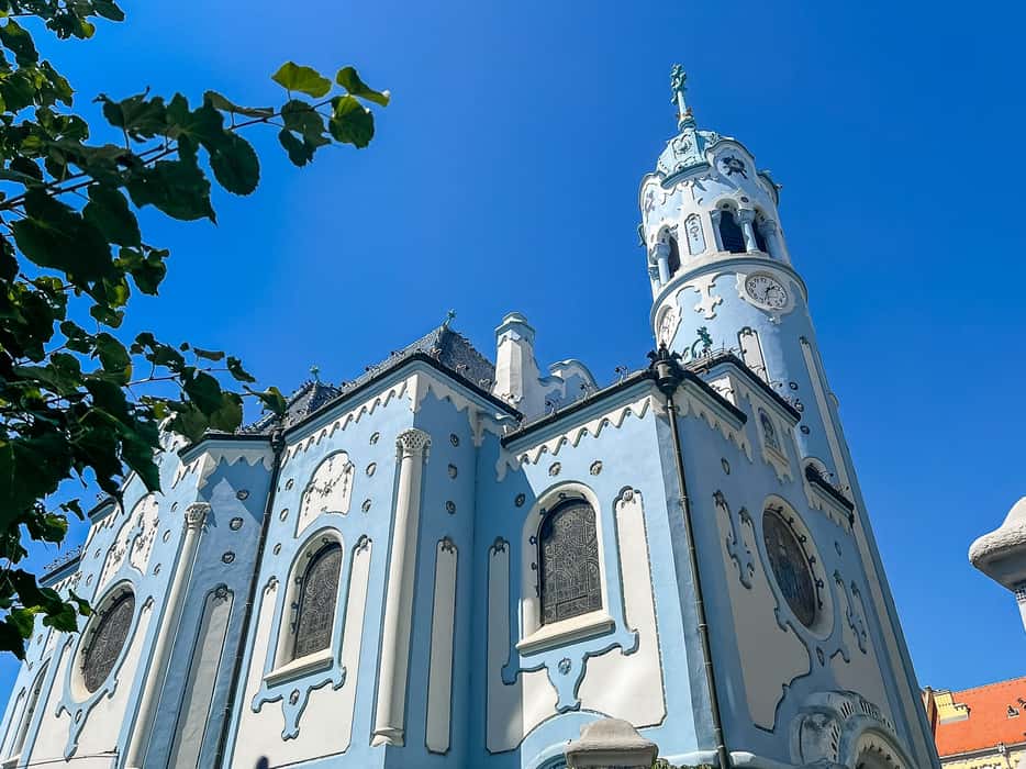De blauwe St. Elizabethkerk in Bratislava