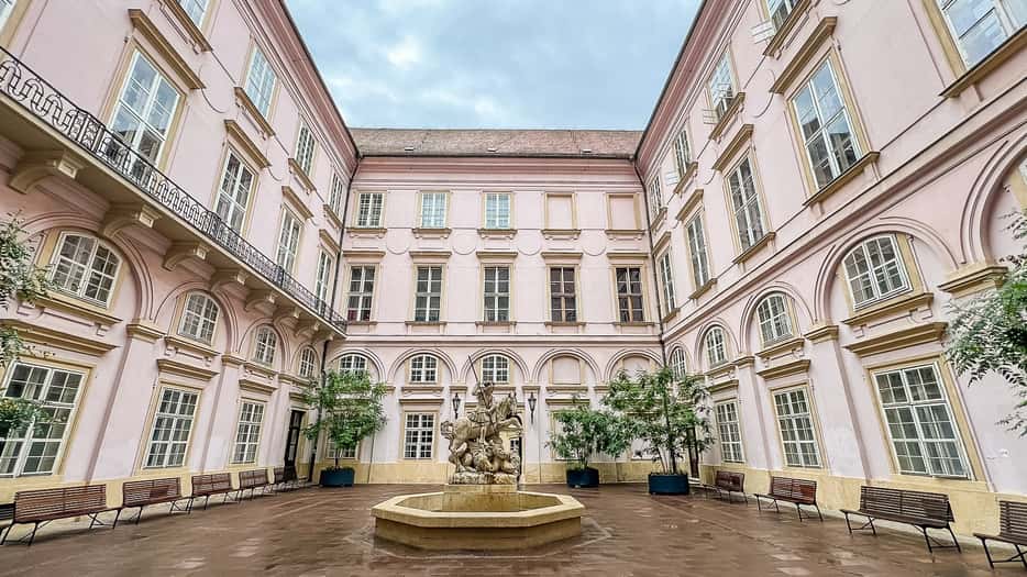 het roze paleis, Primaciálny palác
