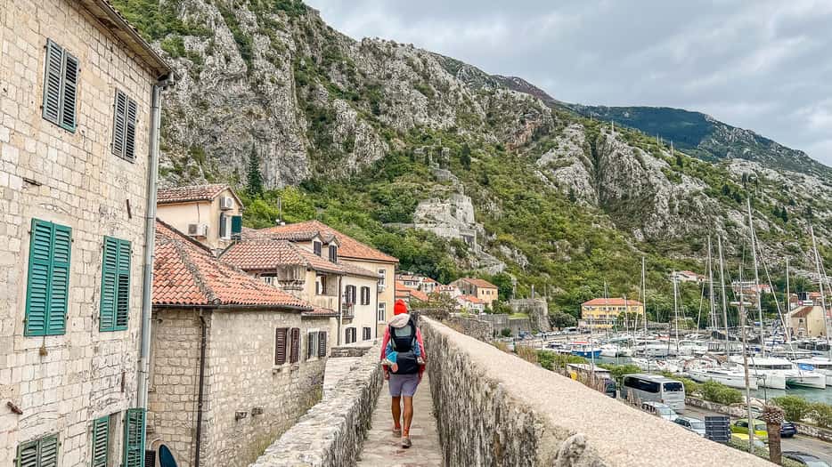 Wandelen over de stadsmuur in Kotor