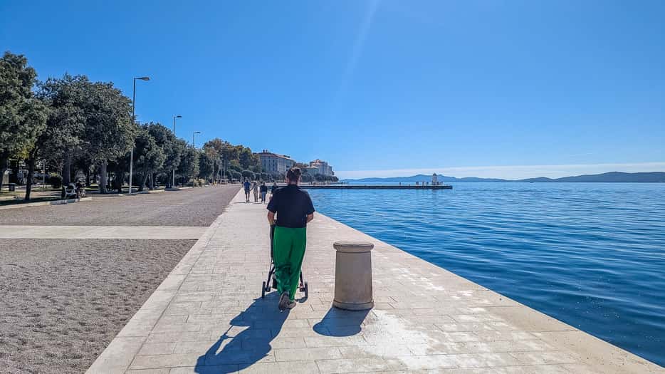 Wandelen langs de Riva boulevard
