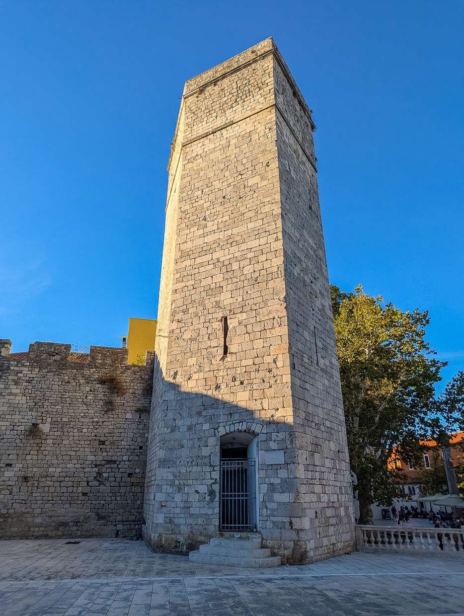 Toren op het Trg Pet Bunara