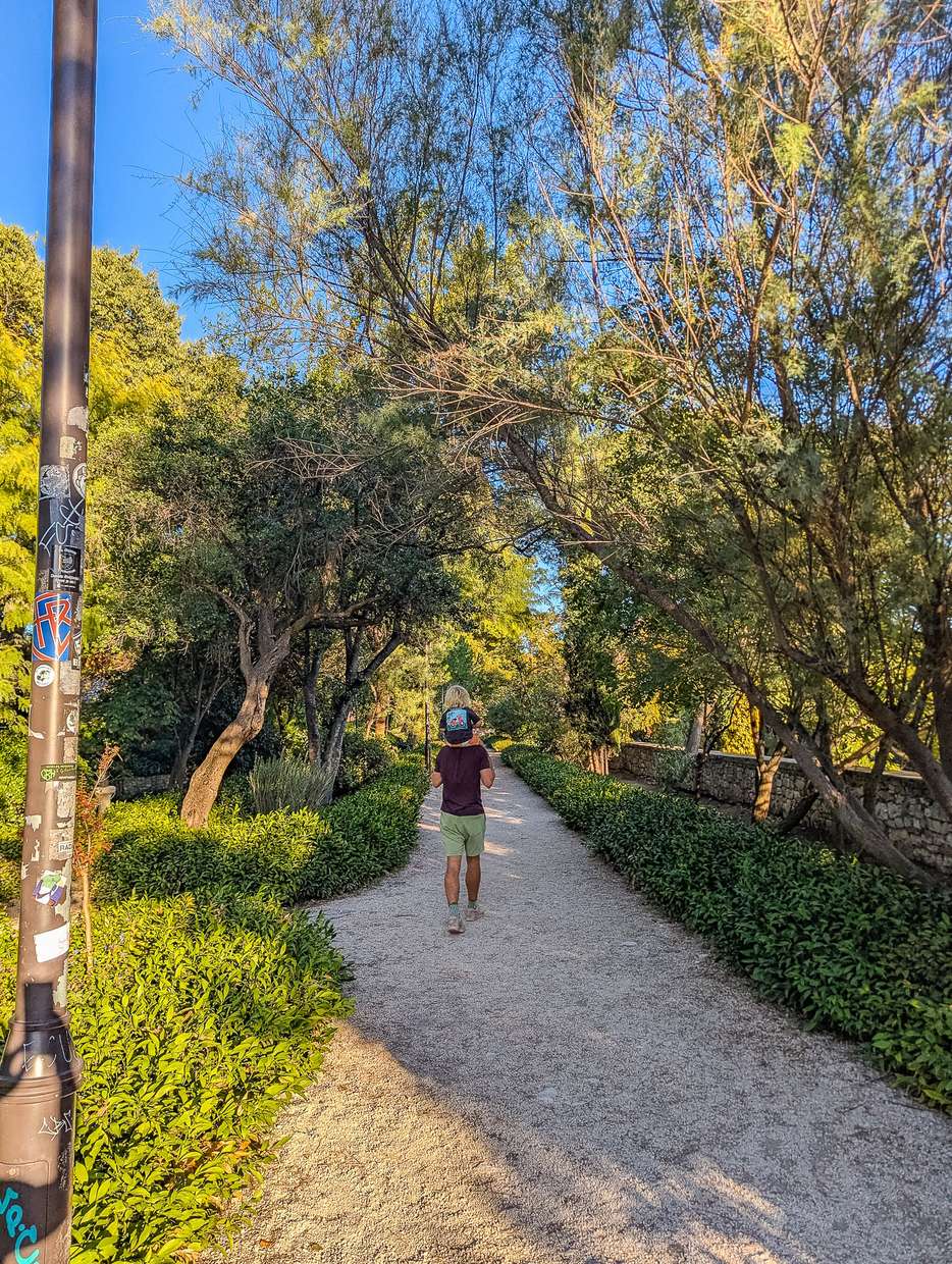 Wandelen in het stadspark in Pula