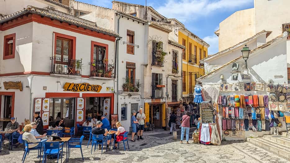 Doen in Granada: Dwaal door de straat Calle Calderería Nueva